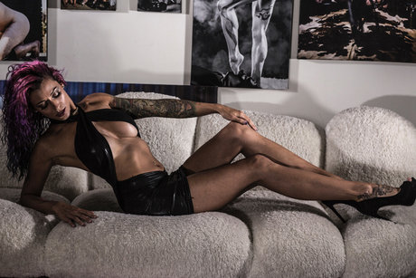 Naakte gelekte OnlyFans-foto van Roxy Revolution