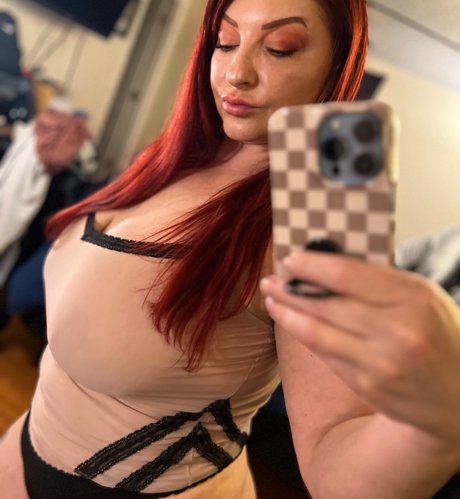 Naakte gelekte OnlyFans-foto van Rosecurves