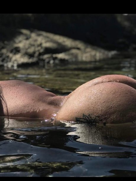Naakte gelekte OnlyFans-foto van Sativa