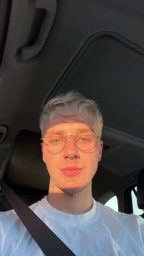 Naakte gelekte OnlyFans-foto van Unholy Saint