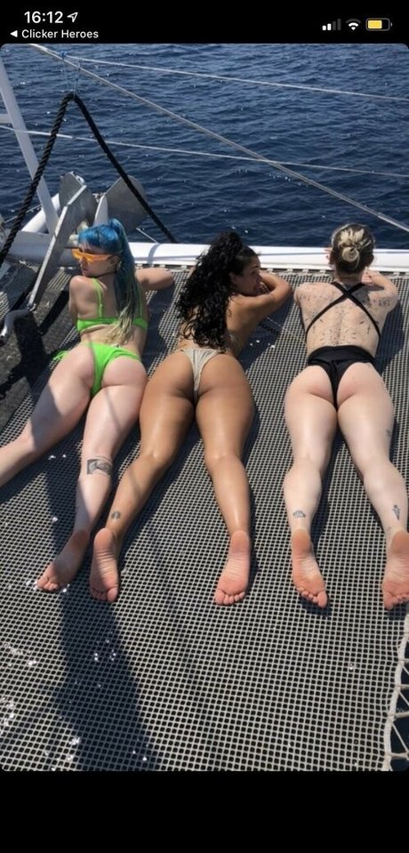 Naakte gelekte OnlyFans-foto van Ashnikko