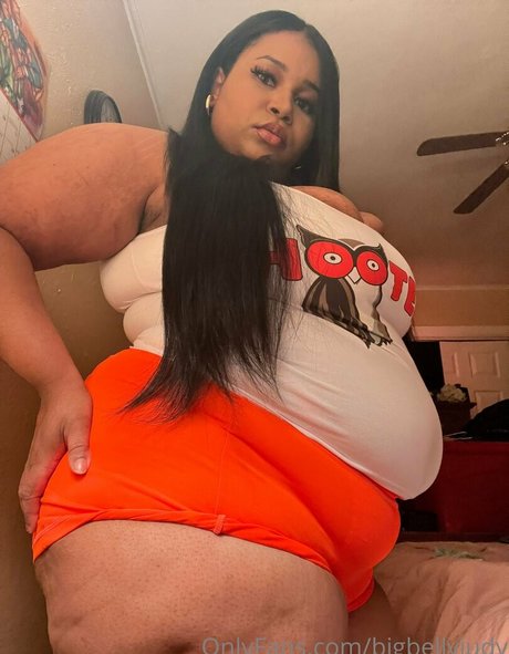 Naakte gelekte OnlyFans-foto van Bigbellyjudy