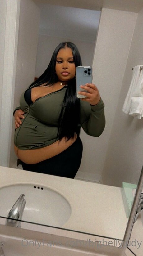 Naakte gelekte OnlyFans-foto van Bigbellyjudy