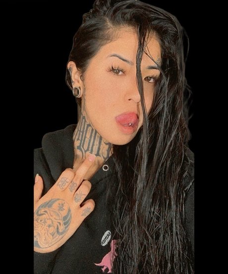 Naakte gelekte OnlyFans-foto van Biih Sato