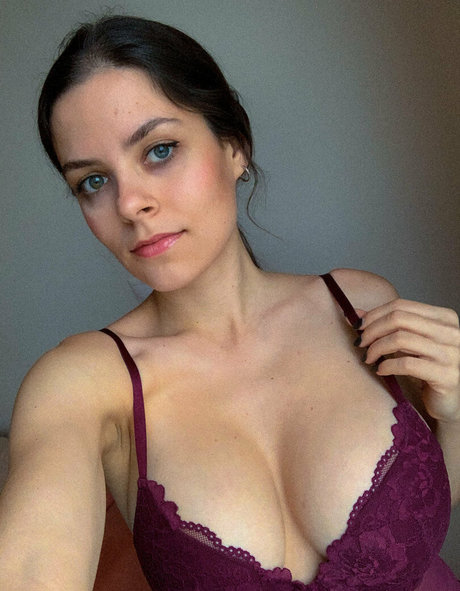 Naakte gelekte OnlyFans-foto van Lenabartos