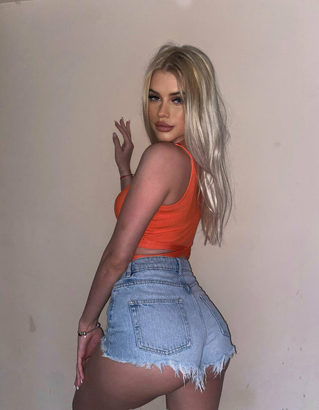 Naakte gelekte OnlyFans-foto van Cutealinaa