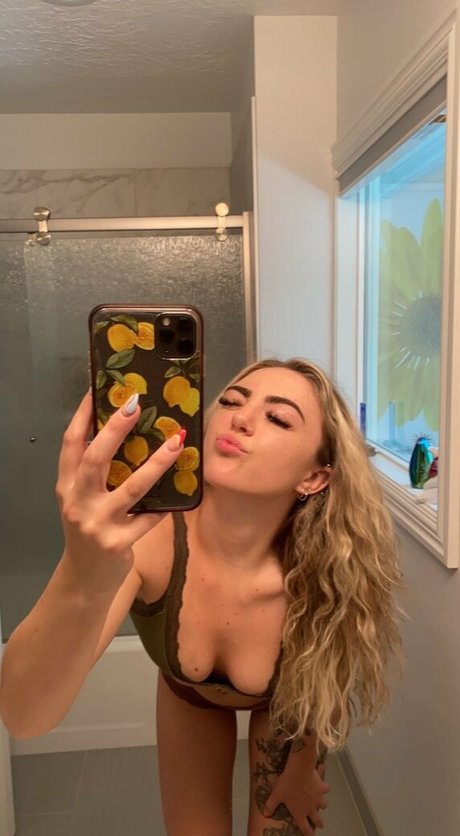 Naakte gelekte OnlyFans-foto van Caitlynbabyxx