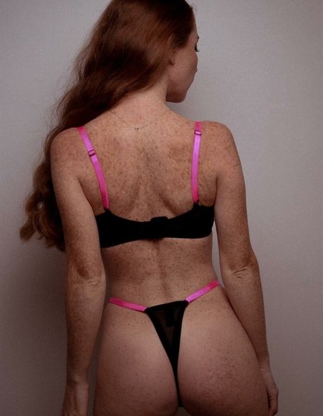 Naakte gelekte OnlyFans-foto van Oksana Butovskaya