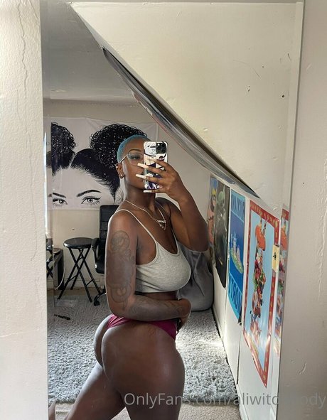 Naakte gelekte OnlyFans-foto van Aliwitdabody