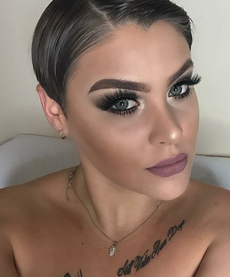Naakte gelekte OnlyFans-foto van Aniela