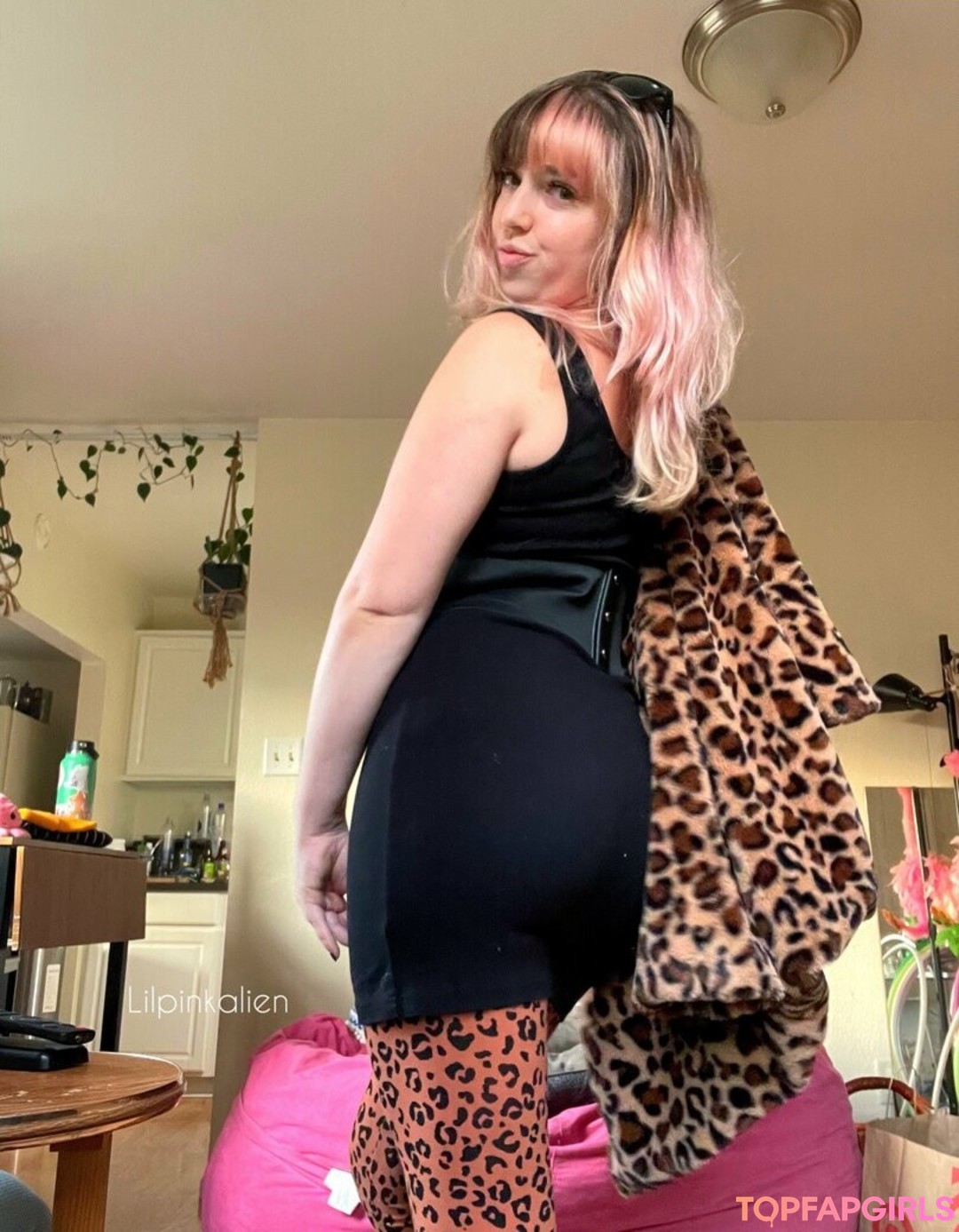 Naakte gelekte OnlyFans-foto van Lilpinkalien #1106