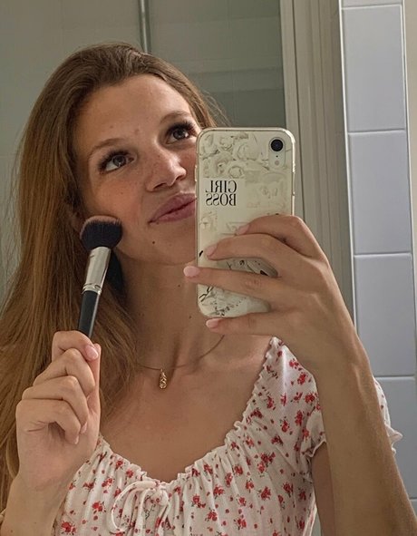 Naakte gelekte OnlyFans-foto van Lovvejane