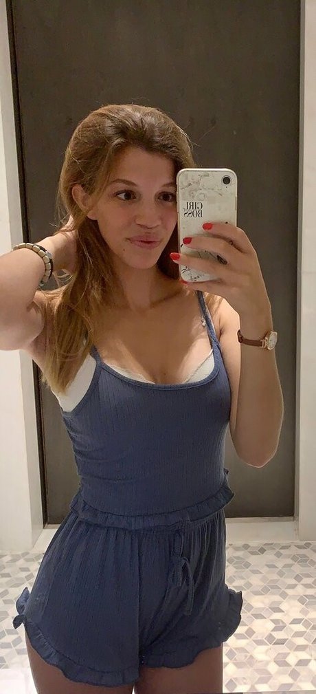 Naakte gelekte OnlyFans-foto van Lovvejane