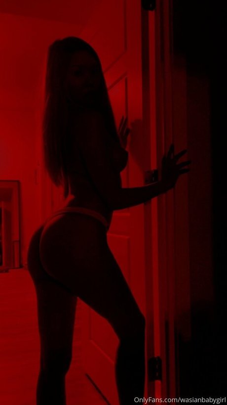 Naakte gelekte OnlyFans-foto van Wasianbabygirl