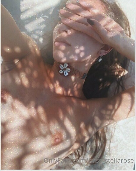 Naakte gelekte OnlyFans-foto van Stella Rose
