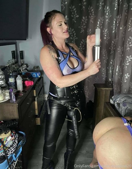 Naakte gelekte OnlyFans-foto van Dommaiden420