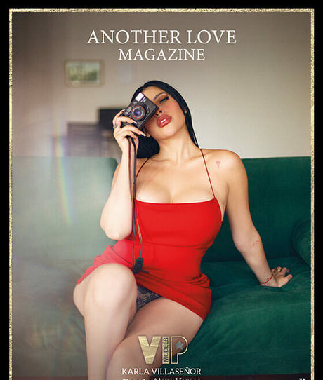Naakte gelekte OnlyFans-foto van Another Love Magazine