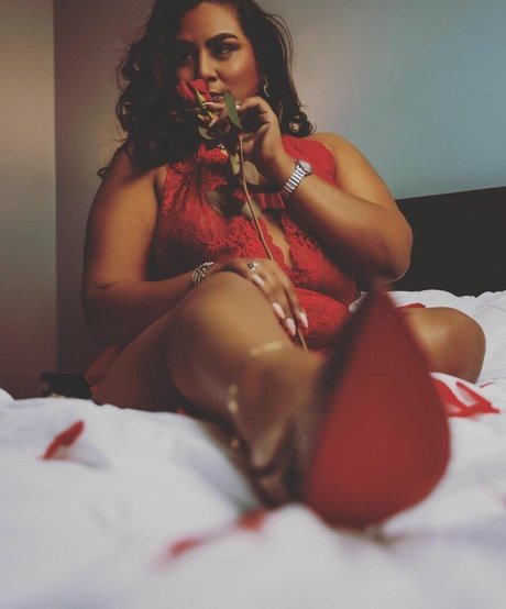 Naakte gelekte OnlyFans-foto van Angelabrinx