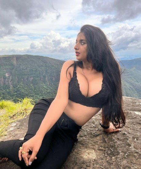 Naakte gelekte OnlyFans-foto van Yajna Seni