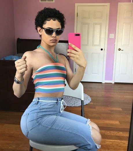 Naakte gelekte OnlyFans-foto van Thick Diamond