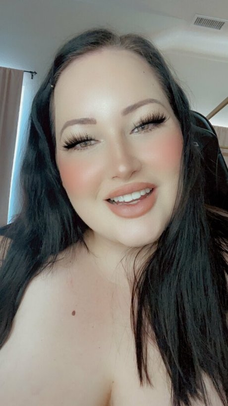 Naakte gelekte OnlyFans-foto van Fateliza