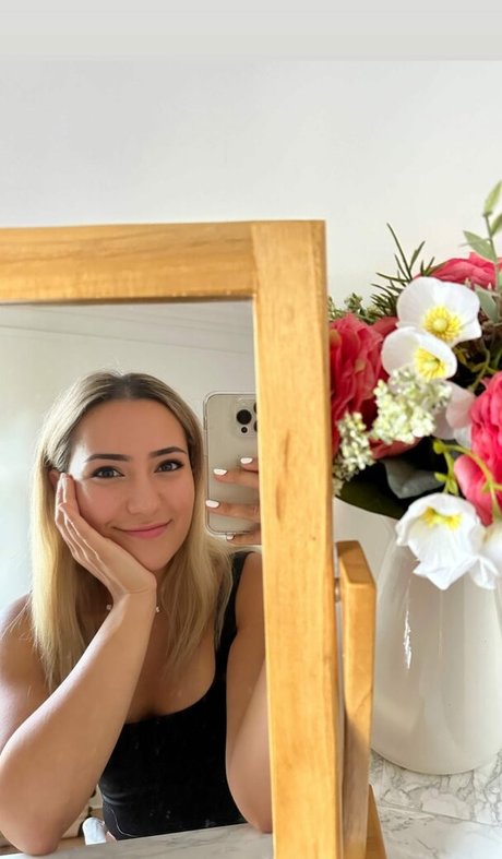 Naakte gelekte OnlyFans-foto van Selina Amini