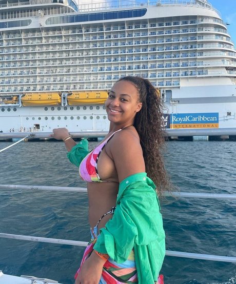 Naakte gelekte OnlyFans-foto van Nia Sioux
