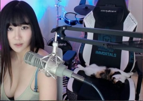Naakte gelekte OnlyFans-foto van Aria Saki