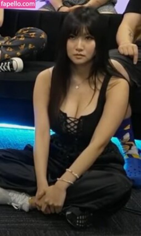 Naakte gelekte OnlyFans-foto van Aria Saki