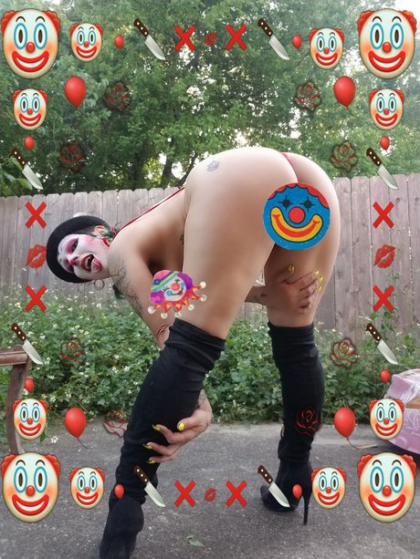 Naakte gelekte OnlyFans-foto van Goth Clowne Extraordinaire 