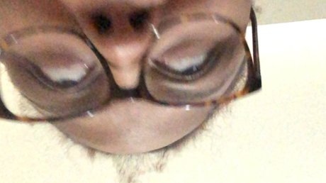 Naakte gelekte OnlyFans-foto van Sassy Emini
