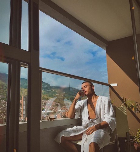 Naakte gelekte OnlyFans-foto van Santiago Pulgarin