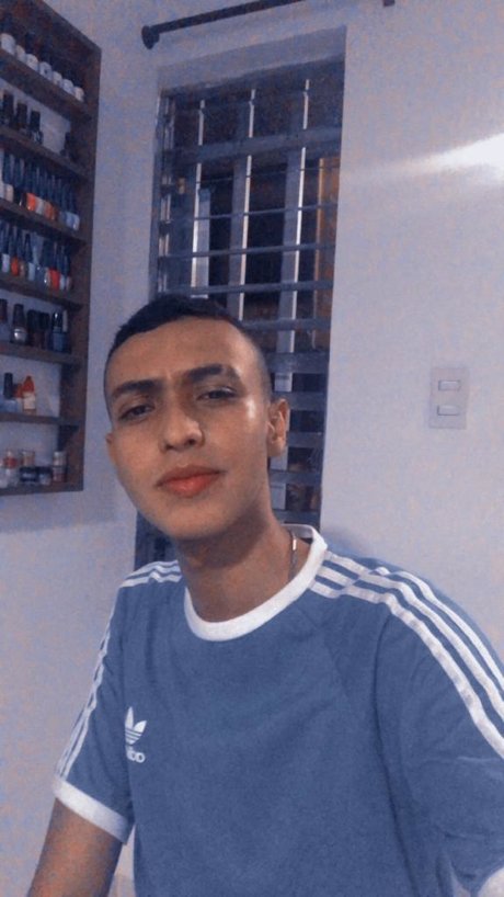 Naakte gelekte OnlyFans-foto van Santiago