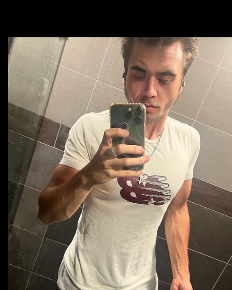 Naakte gelekte OnlyFans-foto van Rory Van Dooren