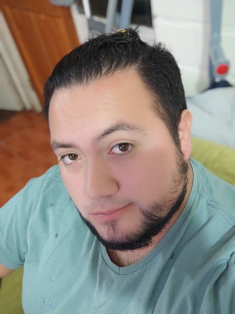 Naakte gelekte OnlyFans-foto van Michael Salinas