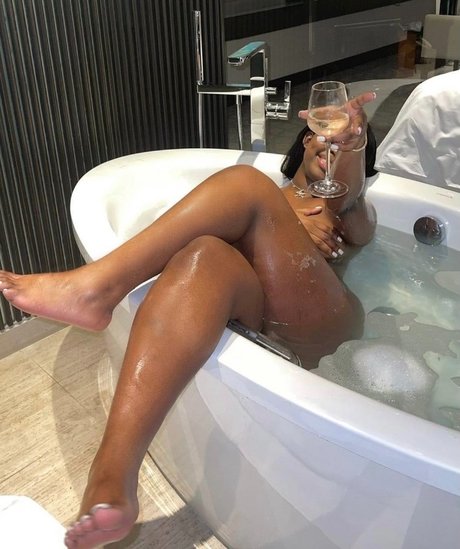 Naakte gelekte OnlyFans-foto van Strawberrykissez