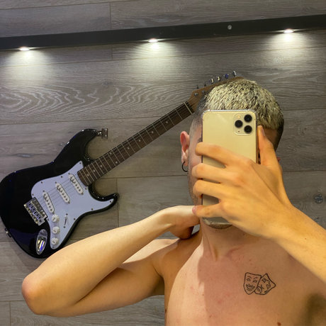 Naakte gelekte OnlyFans-foto van Youngditellino