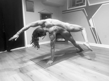 Naakte gelekte OnlyFans-foto van Nude Yoga Classes