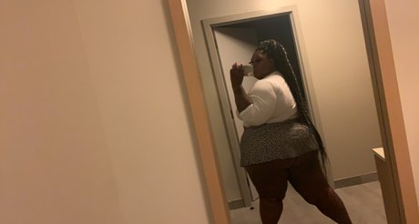Naakte gelekte OnlyFans-foto van M O C H A 