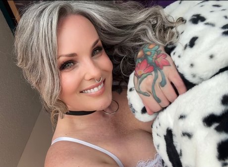 Naakte gelekte OnlyFans-foto van Taylor Joy
