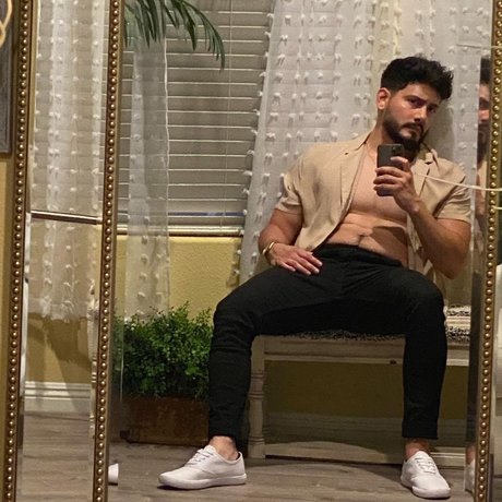 Naakte gelekte OnlyFans-foto van Richie Valentine