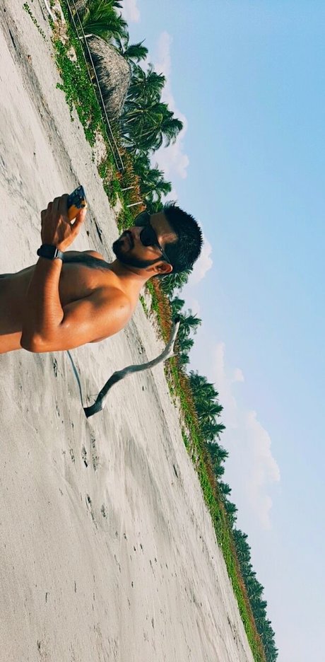 Naakte gelekte OnlyFans-foto van Manuel Suriano