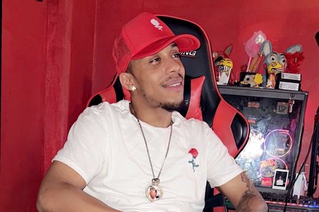 Naakte gelekte OnlyFans-foto van King Of Roses 