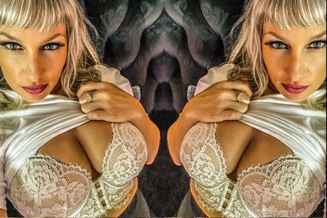 Naakte gelekte OnlyFans-foto van Onecurvyone