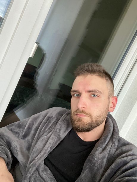Naakte gelekte OnlyFans-foto van Florin Alex