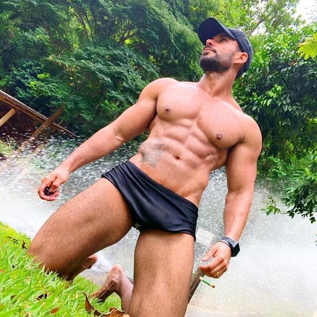 Naakte gelekte OnlyFans-foto van Romullo Px