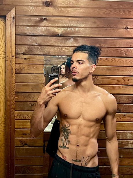 Naakte gelekte OnlyFans-foto van Luis Omar Morales