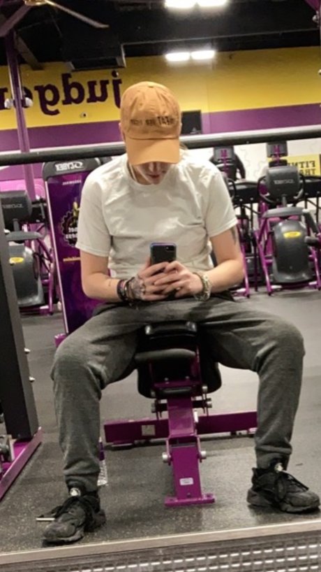 Naakte gelekte OnlyFans-foto van Harlee