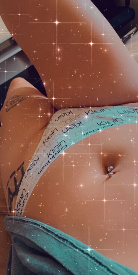 Naakte gelekte OnlyFans-foto van Snowbunny Ran