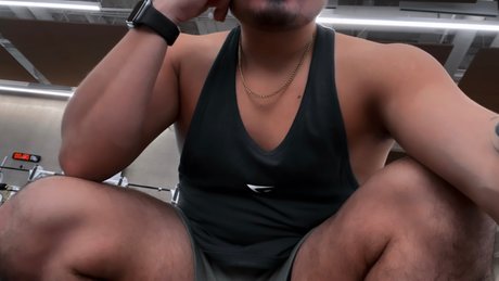 Naakte gelekte OnlyFans-foto van Latino